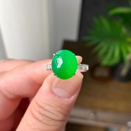 18K金鑽鑲糯冰種陽綠蛋面戒指