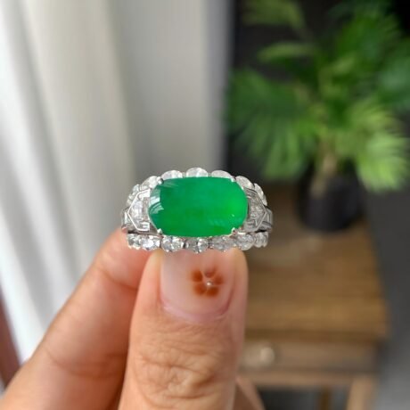 18K金鑽鑲糯冰種滿綠馬鞍戒指