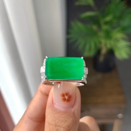 18K金鑽鑲糯冰種滿綠馬鞍戒指