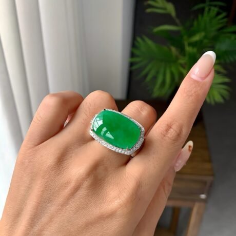 18k金鑽鑲糯冰種滿綠馬鞍戒指